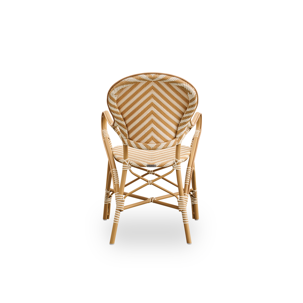 Bagfra vinkel af Isabell udendørs spisestol med armlæn. Mandel­farvet aluminiumsramme med sæde og ryglæn i ArtFibre med sildebensmønster i elfenbens- og honningfarver.