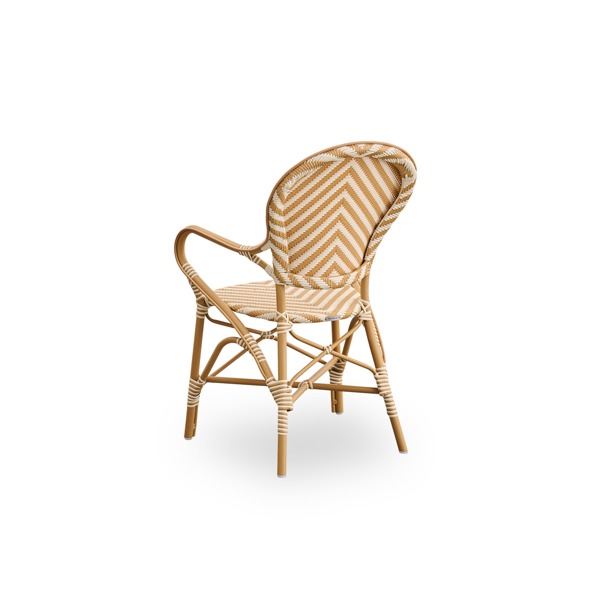 Sidevinkel bagfra af Isabell udendørs spisebordsstolen med armlæn.
Almondfarvet aluminiumsramme med sæde og ryglæn i ArtFibre i et elfenbens- og honningfarvet sildebensmønster.