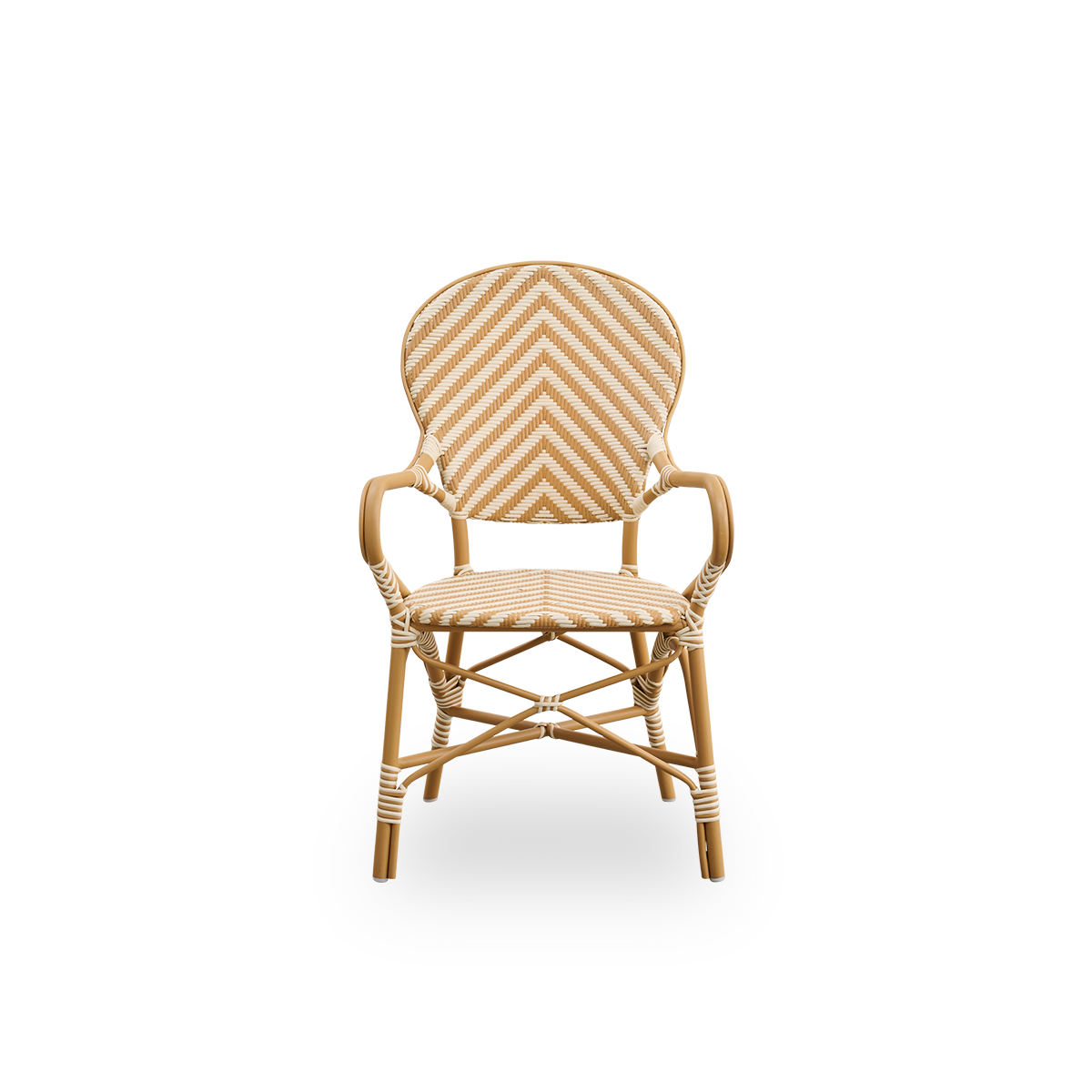 Ren front vinkel af Isabell udendørs spisebordsstol med armlæn.
Almondfarvet aluminiumsramme med sæde og ryglæn i ArtFibre flettet i et sildebenmønster i elfenbens- og honningfarver.