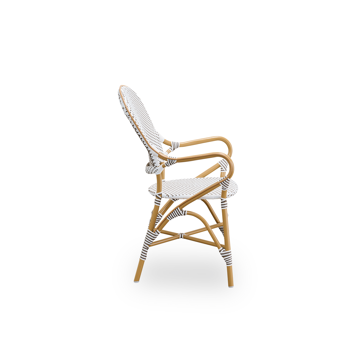 Ren sidevisning af Isabell udendørs spisebordsstol med armlæn. Mandel-farvet aluminiumsramme med sæde og ryglæn i hvid ArtFibre med brune prikker. Inspireret af 1950’ernes bistrodesign.