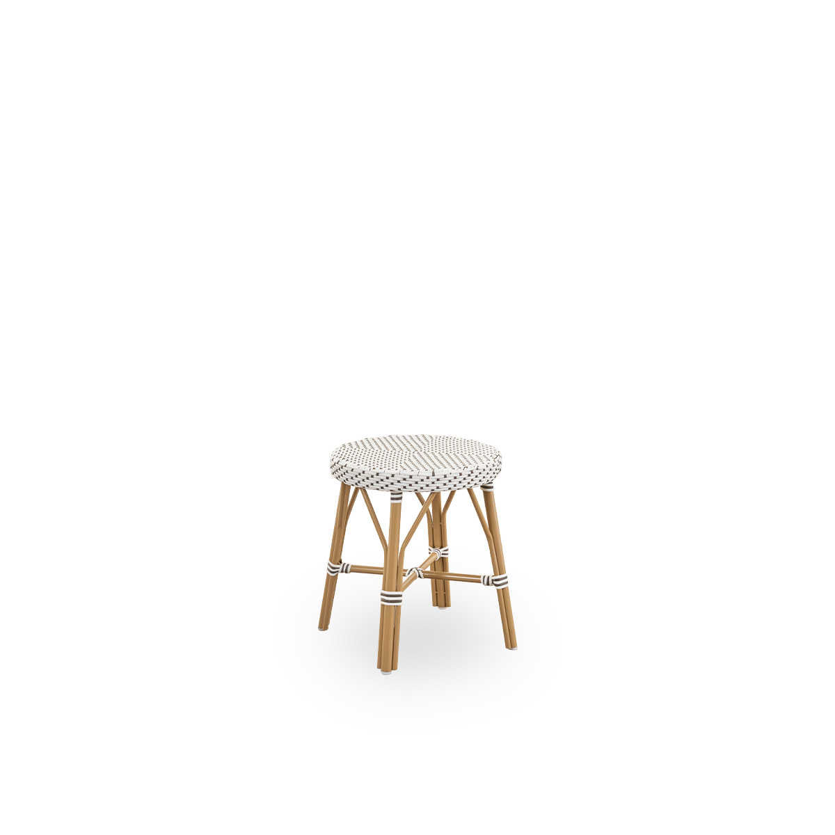 Side view af Simone udendørs skammel, højde 52 cm. Aluminiumsramme i Almond farve med fodstøtte og fuldt flettet rundt sæde håndlavet i ArtFibre i hvid med brune prikker. Stabelbar skammel.