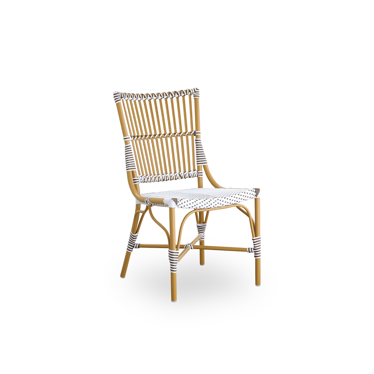 Side view af Monique udendørs spisestol. Aluminiumsramme i mandelfarve med sæde flettet i ArtFibre i hvid med brune prikker. Inspireret af bistrodesign fra 1950’erne.
