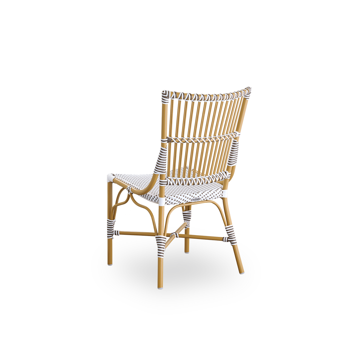 Sidevinkel bagfra af Monique udendørs spisebordsstolen.
Almondfarvet aluminiumsramme med sæde flettet i hvid ArtFibre med brune prikker. Inspireret af 1950’ernes bistrodesign.
