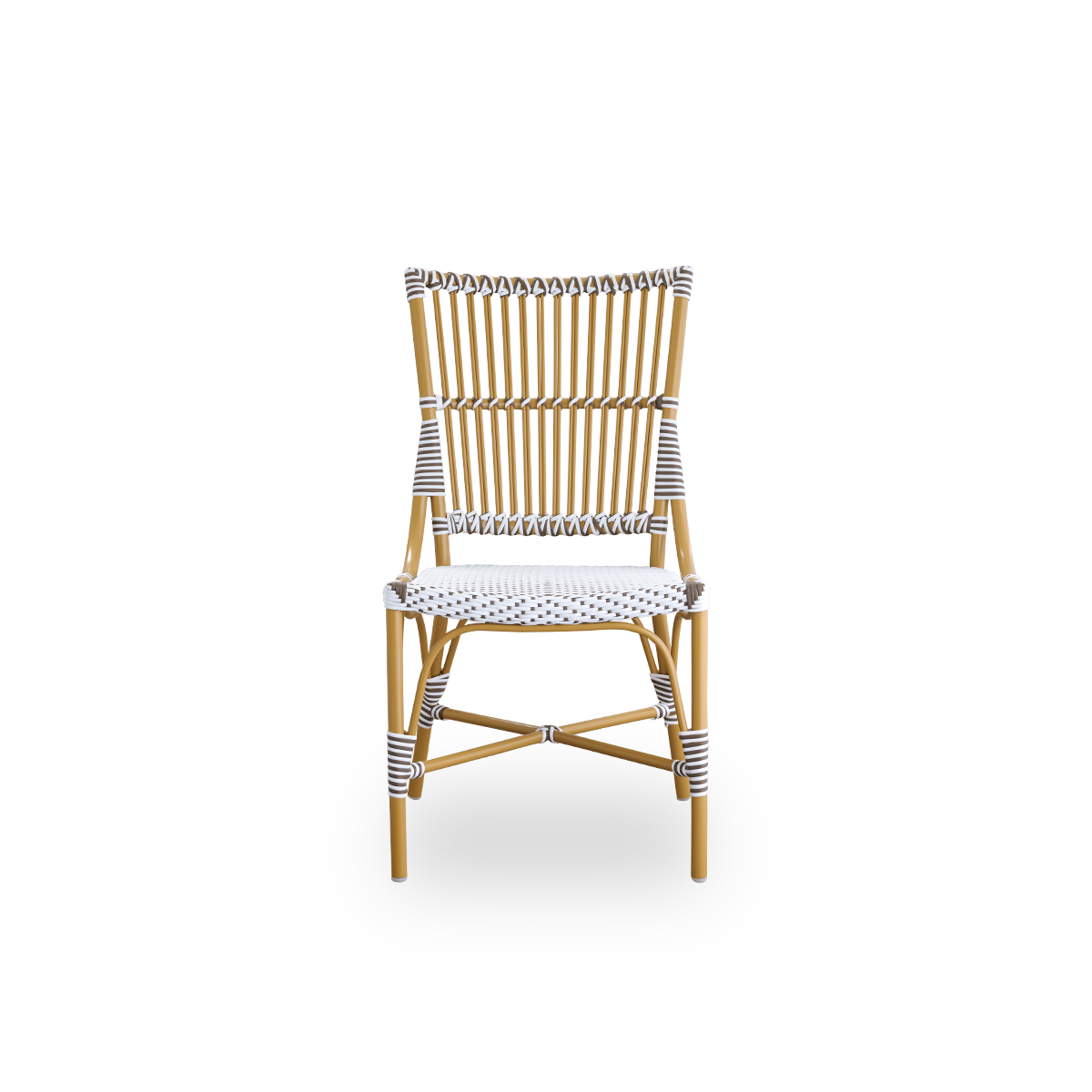 Ren front vinkel af Monique udendørs spisestol.
Aluminiumsramme i almond-farve med sæde flettet i hvid ArtFibre med brune prikker. Inspireret af bistrodesign fra 1950’erne.
