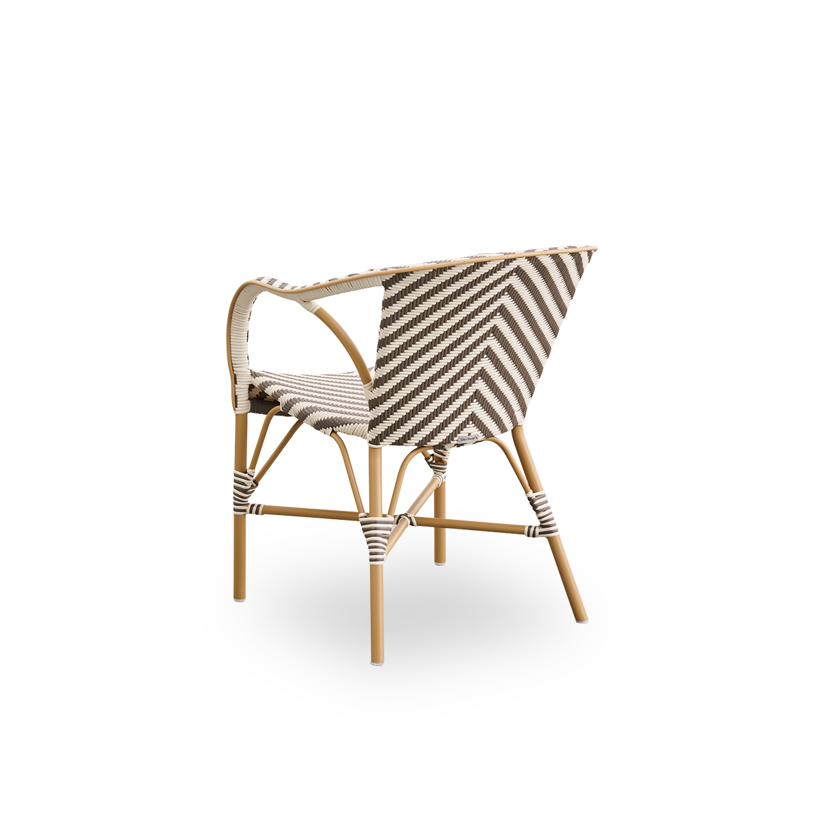Sidevinkel bagfra af Madeleine udendørs spisebordsstolen med armlæn.
Almondfarvet aluminiumsramme med sæde og ryglæn flettet i ArtFibre i et elfenbens- og brunfarvet sildebensmønster.