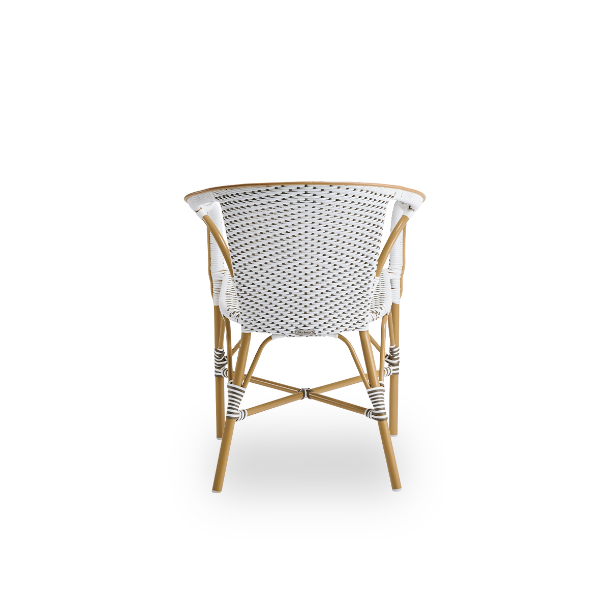 Bagfra vinkel af Madeleine udendørs spisestol med armlæn. Aluminiumsramme i mandelfarve med sæde og ryglæn flettet i ArtFibre i brun med hvide prikker.