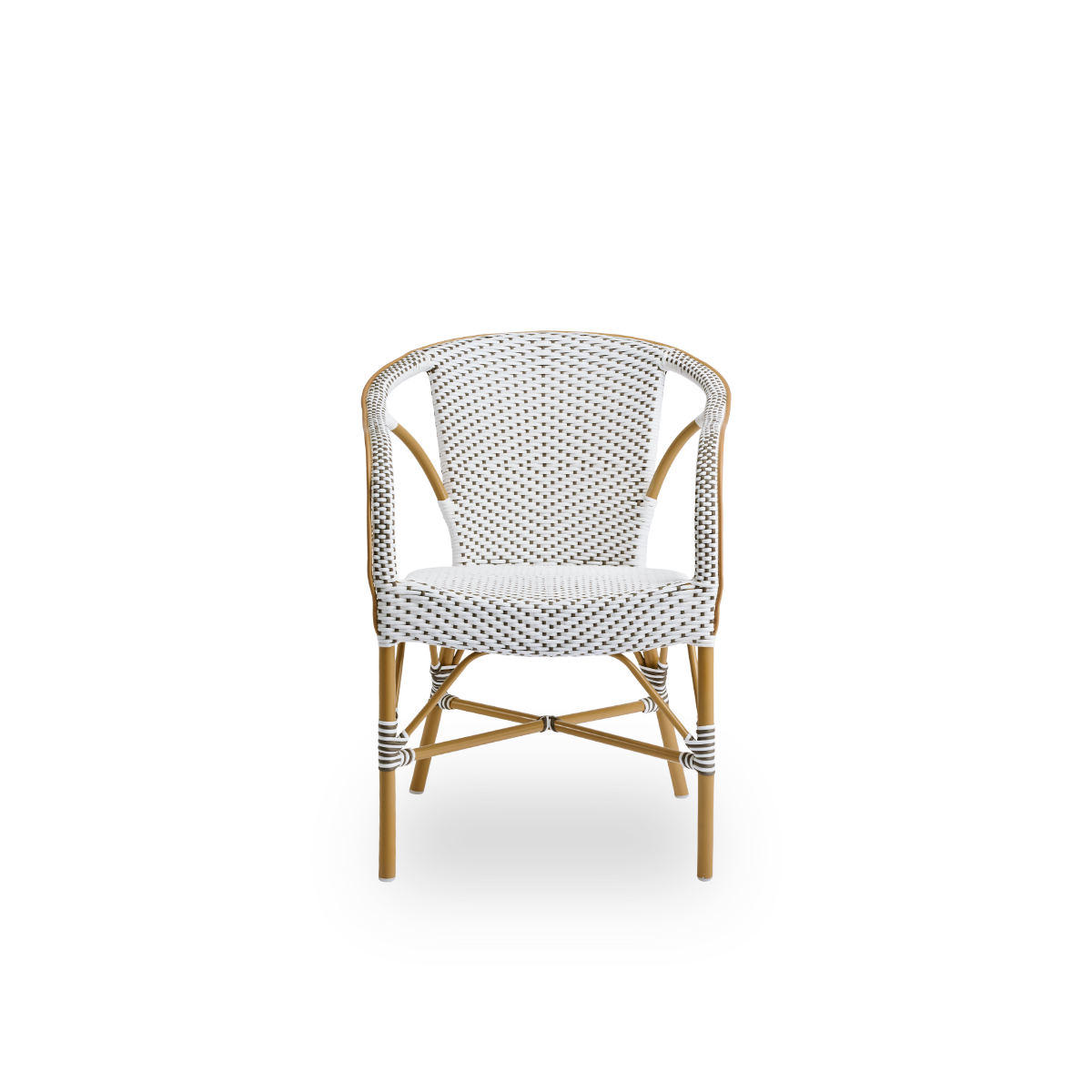 Ren front vinkel af Madeleine udendørs spisestol med armlæn.
Aluminiumsramme i almond-farve med sæde og ryglæn flettet i brun ArtFibre med hvide prikker.