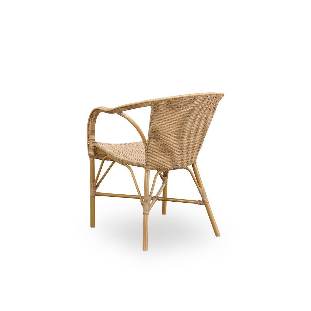 Sidevinkel bagfra af Madeleine udendørs spisebordsstolen med armlæn.
Almondfarvet aluminiumsramme med sæde og ryglæn flettet i ArtFibre i naturfarve.