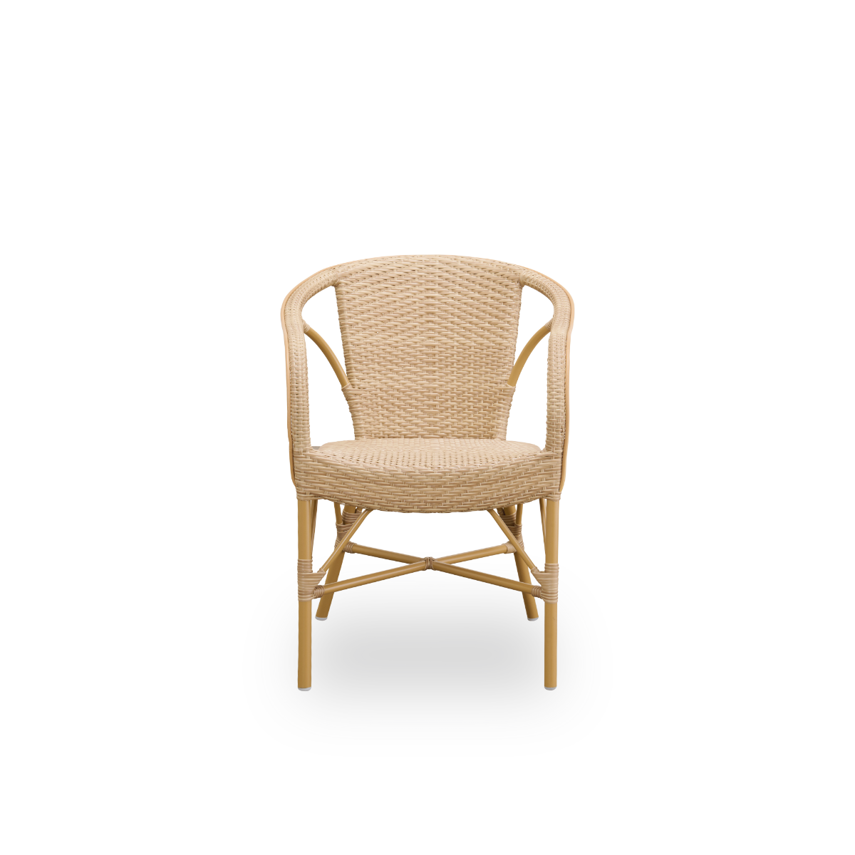 Ren front vinkel af Madeleine udendørs spisestol med armlæn.
Aluminiumsramme i almond-farve med sæde og ryglæn flettet i ArtFibre i naturlig farve.