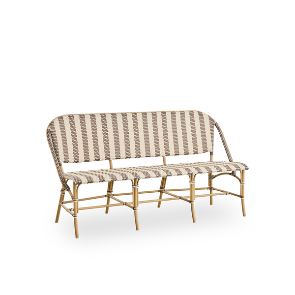 Side view af Sofie udendørs bænk, inspireret af fransk caféstil. Rattan-ramme med fuldt flettet sæde og ryg håndlavet i ArtFibre med brede striber i elfenben og brun. Stabelbar rattan-bistrobænk.