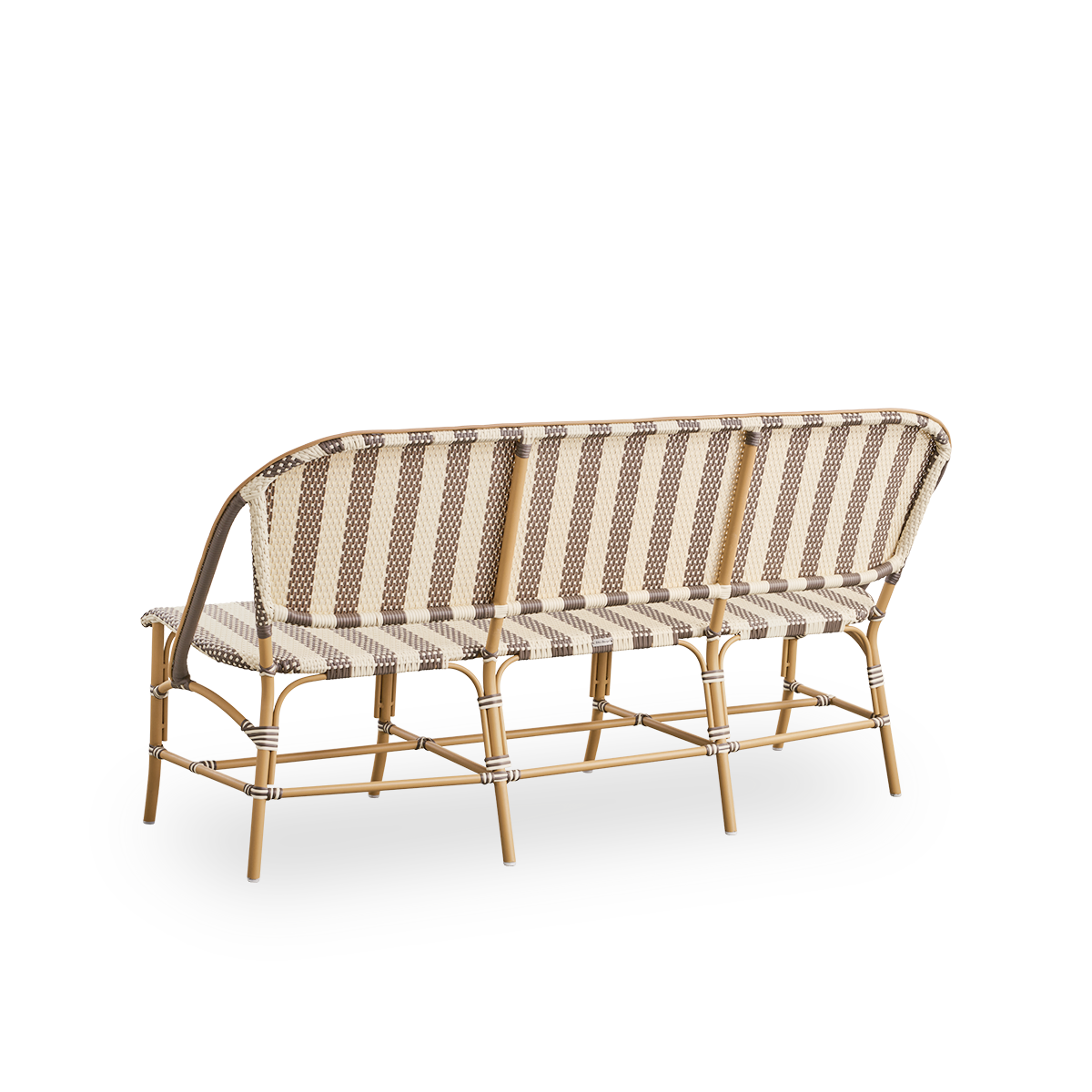 Sidevinkel bagfra af Sofie udendørs bænk inspireret af fransk caféstil.
Rattanramme med fuldt flettet sæde og ryglæn håndlavet i ArtFibre med brede striber i elfenben og brun. Stabelbar rattan bistrobænk.