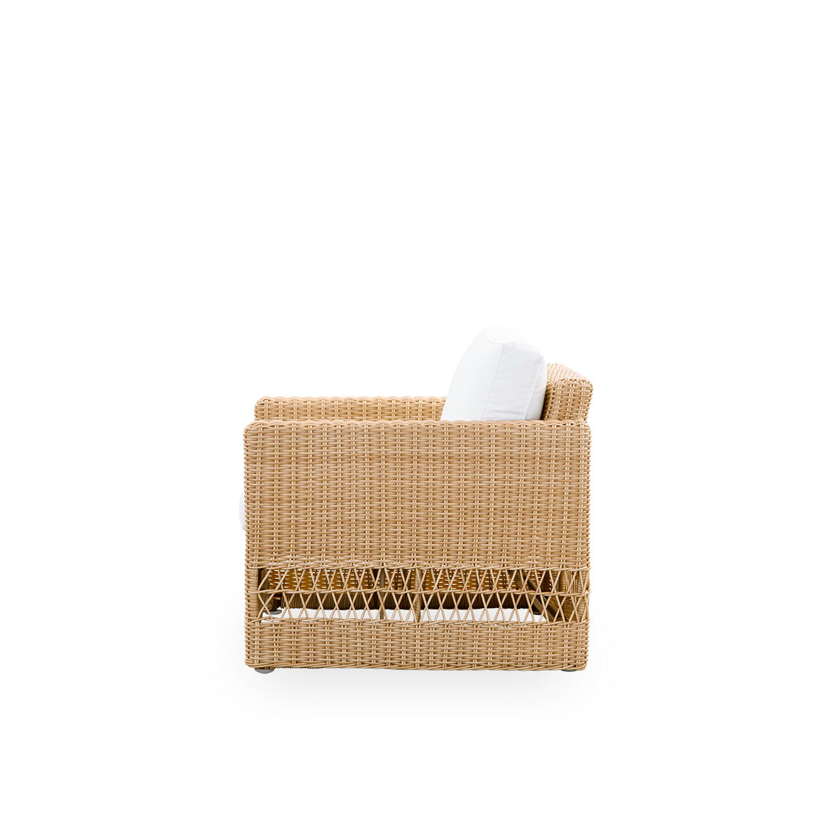 Simpel sidevisning af Carrie udendørs loungestol i farven Natural. Firkantet, robust loungestol med aluminiumsramme, fuldt flettet med ArtFibre.