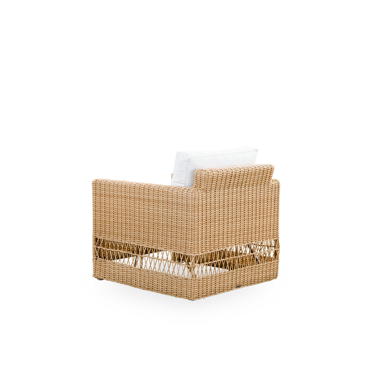 Sidevinkel bagfra af Carrie Exterior loungestol i farven Natural. En firkantet og robust loungestol med aluminiumsramme, fuldt flettet med ArtFibre.