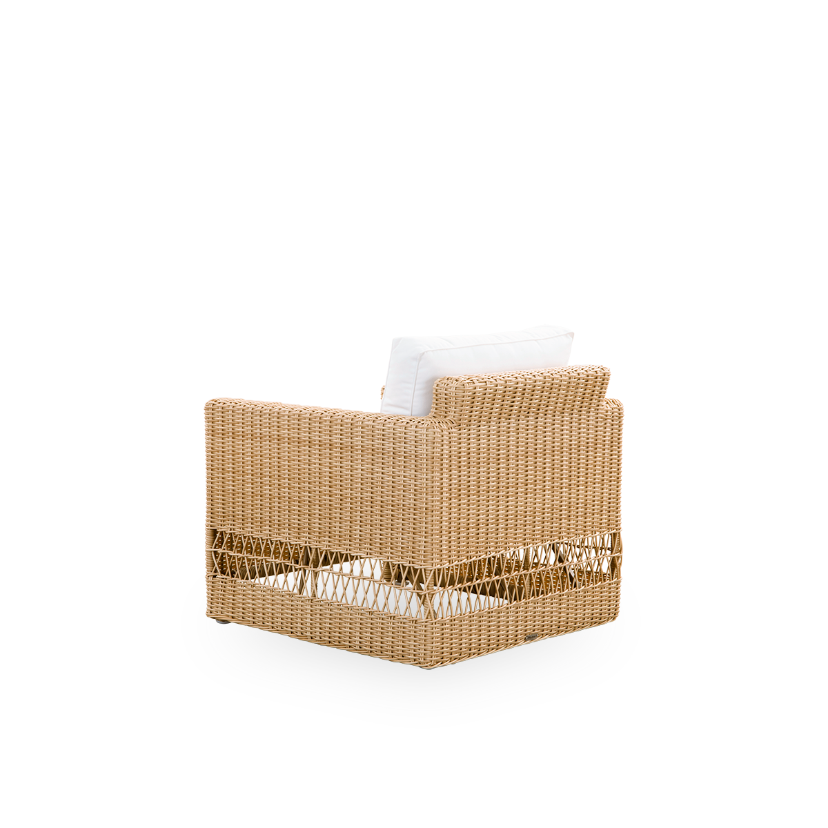 Sidevinkel bagfra af Carrie Exterior loungestol i farven Natural. En firkantet og robust loungestol med aluminiumsramme, fuldt flettet med ArtFibre.