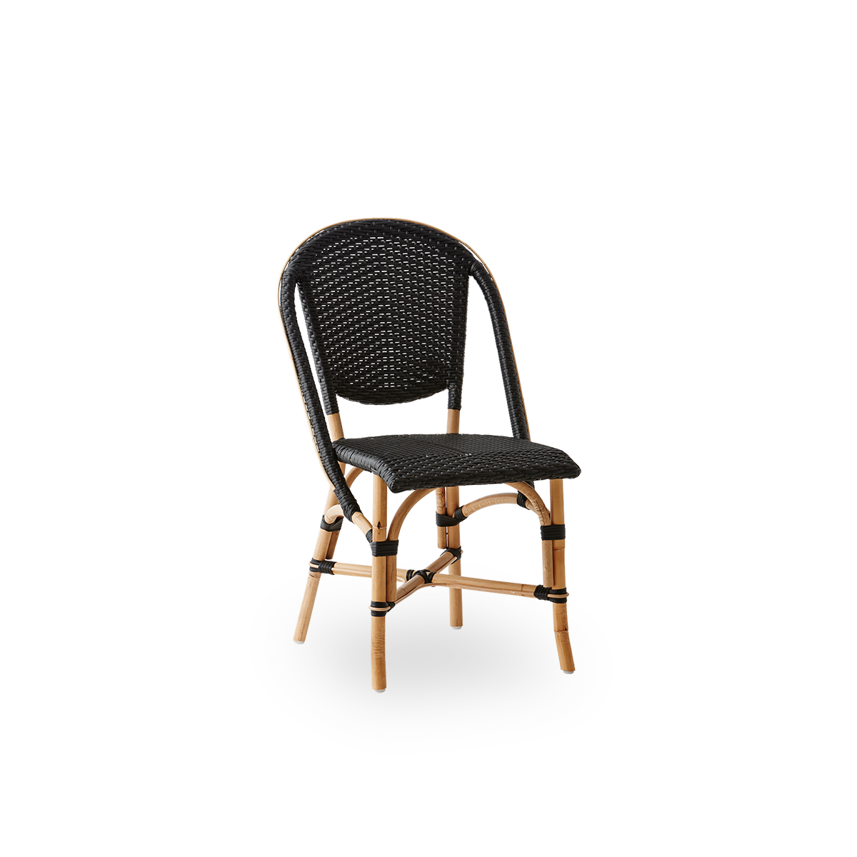Side view af Sofie rattan spisestol, inspireret af fransk caféstil. Rattan-ramme med fuldt flettet sæde og ryg håndlavet i ArtFibre i sort farve. Stabelbar rattan-bistrostol.