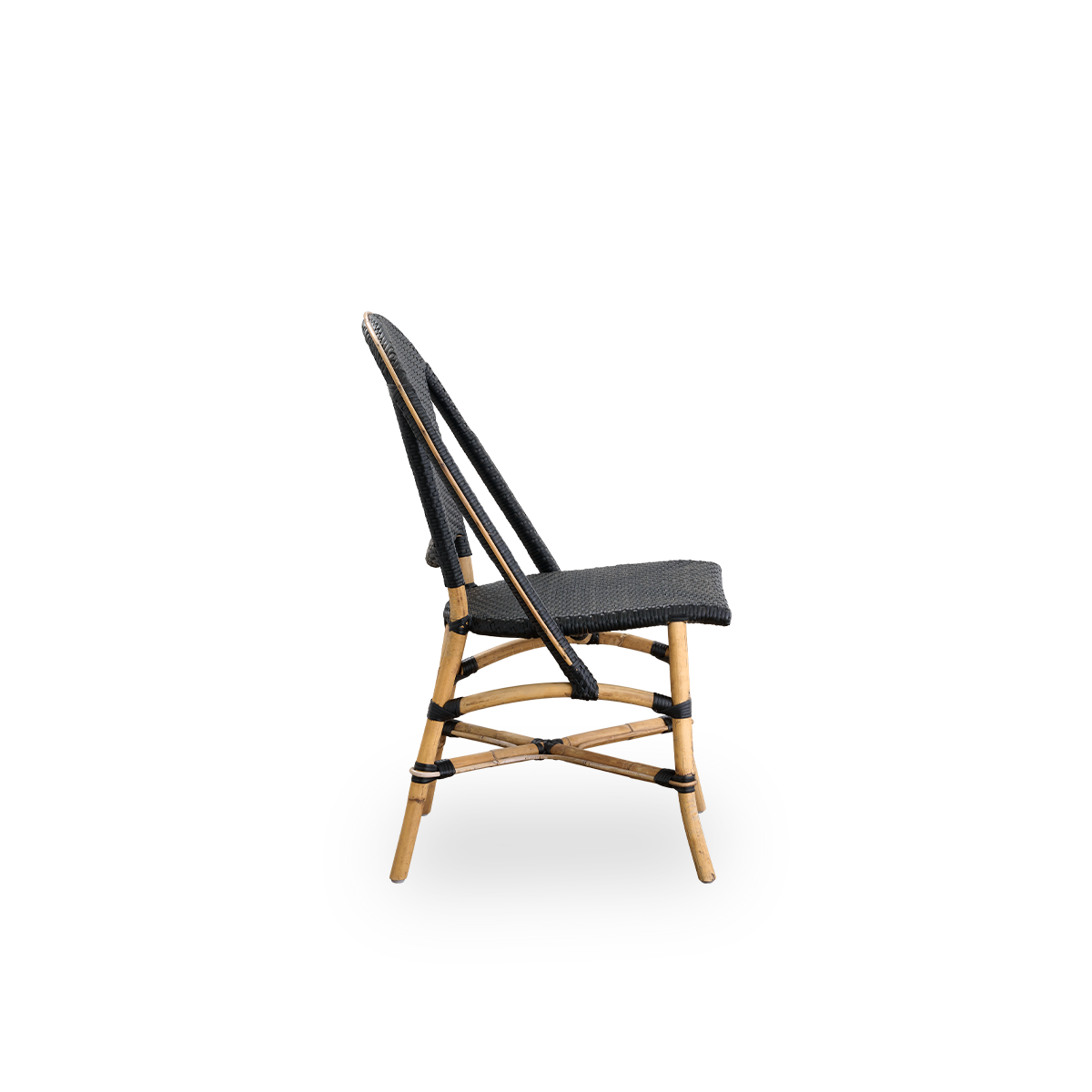Ren sidevisning af Sofie rattan spisestol inspireret af fransk caféstil. Rattanramme med fuldt flettet sæde og ryg håndlavet i ArtFibre i sort farve. Stablebar rattan bistrostol.