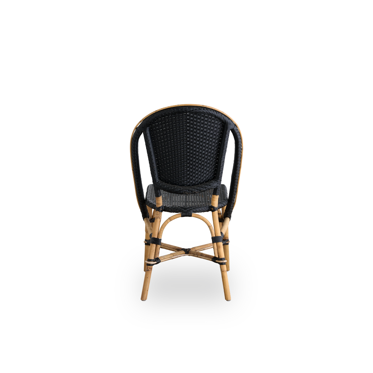 Bagfra vinkel af Sofie spisebordsstol i rattan, inspireret af fransk caféstil. Rattanramme med fuldt flettet sæde og ryglæn, håndlavet i ArtFibre i sort farve. Stabelbar rattan bistrostol.