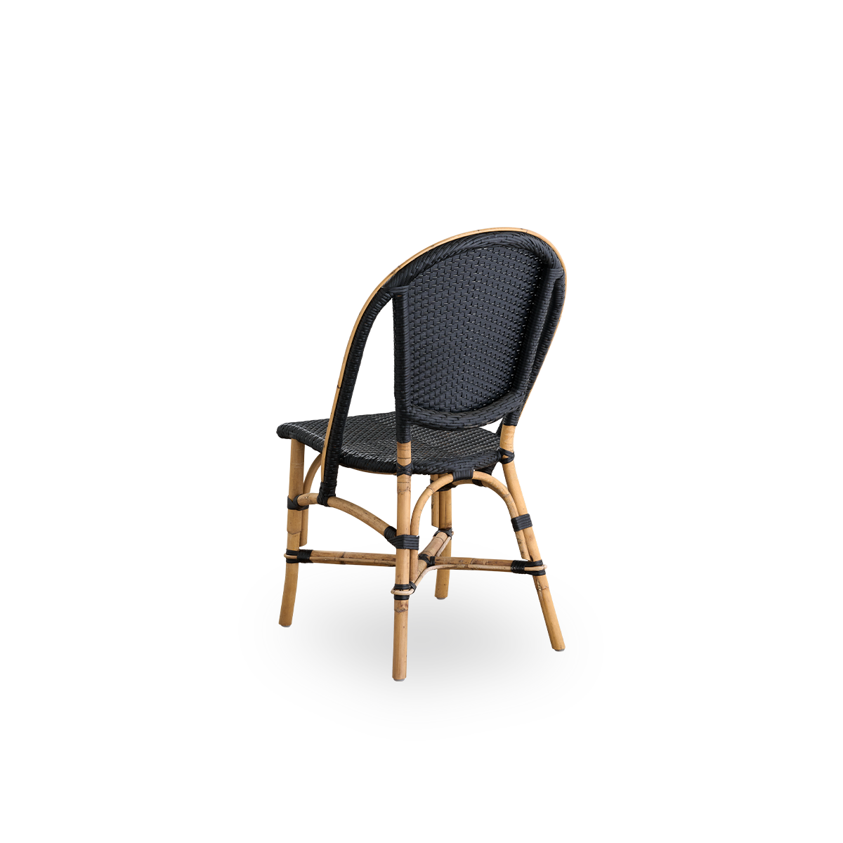 Sidevinkel bagfra af Sofie rattan spisebordsstol inspireret af fransk caféstil.
Rattanramme med fuldt flettet sæde og ryglæn håndlavet i ArtFibre i sort farve. Stabelbar rattan bistrostol.