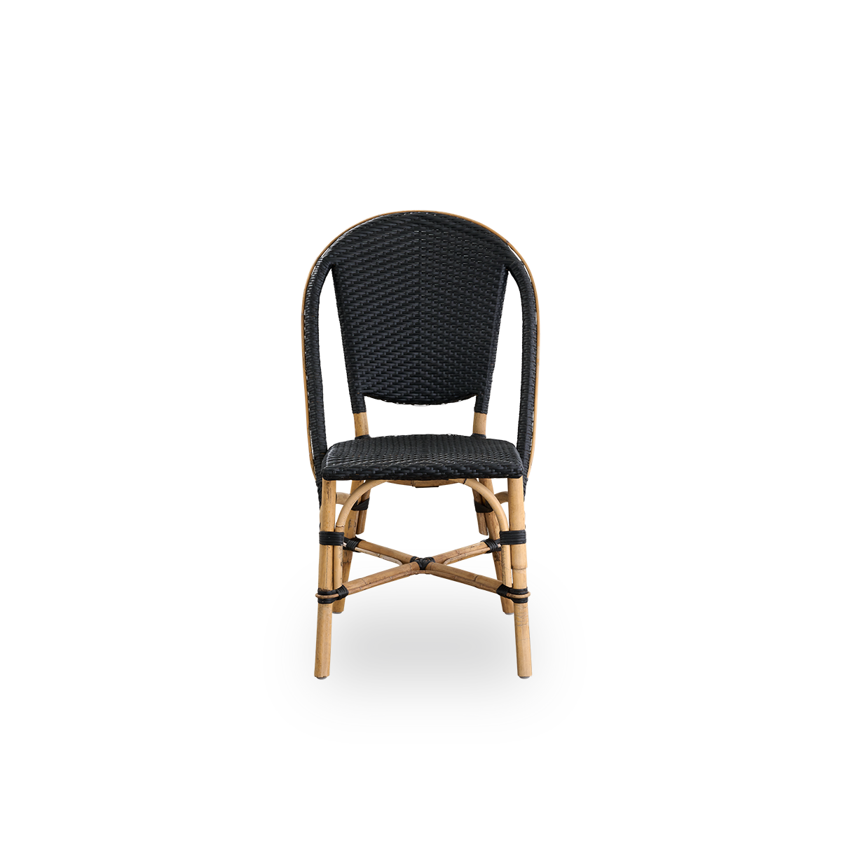 Ren front vinkel af Sofie rattan spisebordsstol inspireret af fransk caféstil.
Rattanstel med fuldt flettet sæde og ryglæn, håndlavet i ArtFibre i sort farve. Stabelbar rattan bistrostol.