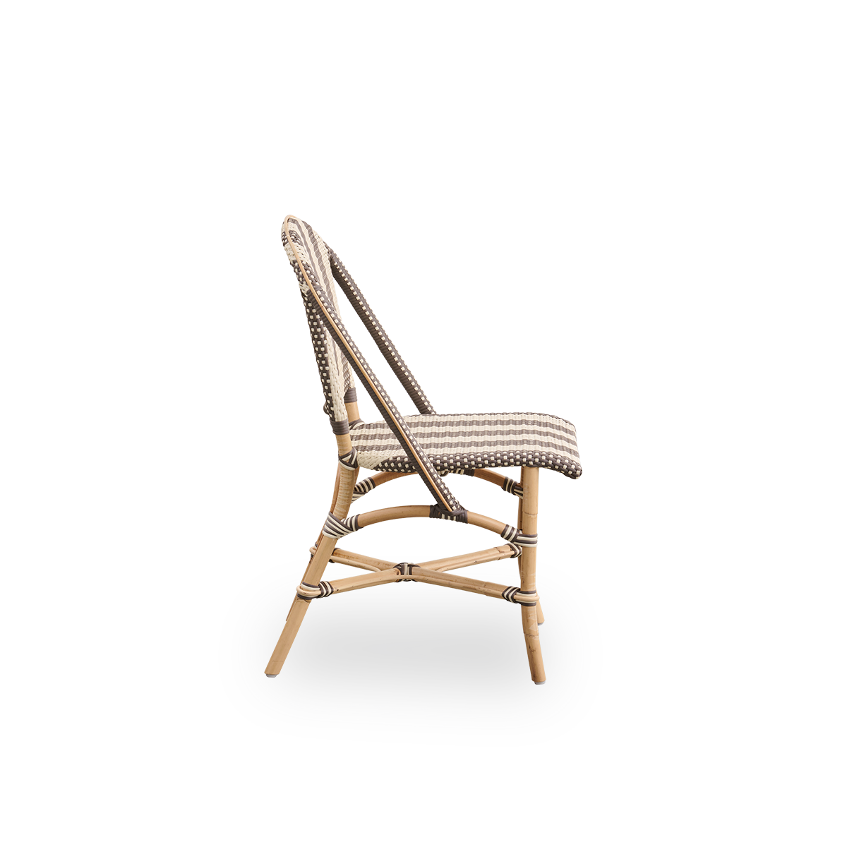 Ren sidevisning af Sofie rattan spisestol inspireret af fransk caféstil. Aluminiumsramme i mandelfarve med fuldt flettet sæde og ryg håndlavet i ArtFibre med brede striber i elfenben og brun.