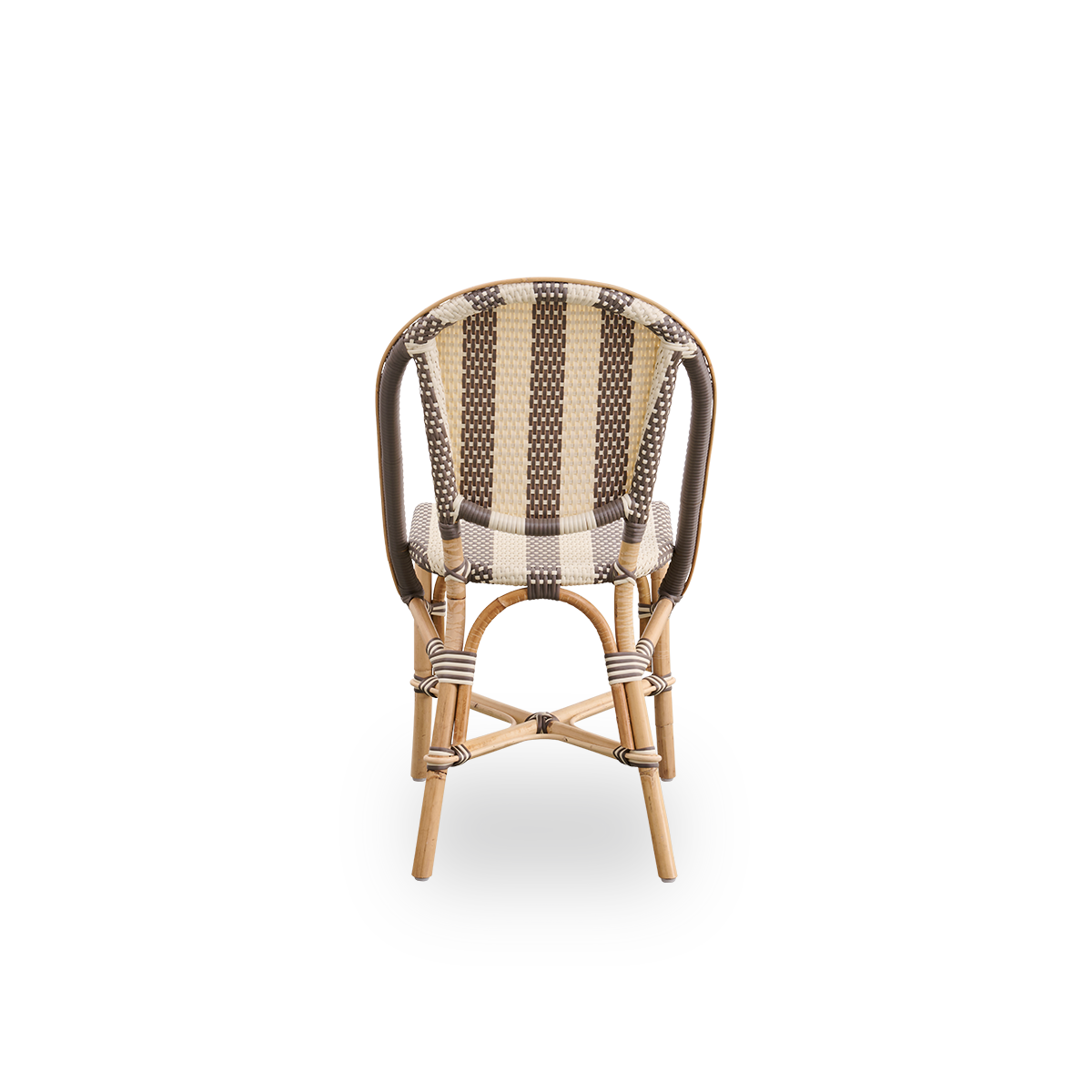 Bagfra vinkel af Sofie spisebordsstol i rattan, inspireret af fransk caféstil. Aluminiumsramme i farven Almond med fuldt flettet sæde og ryglæn, håndlavet i ArtFibre i et bredstribet mønster i farverne Ivory og Brown.