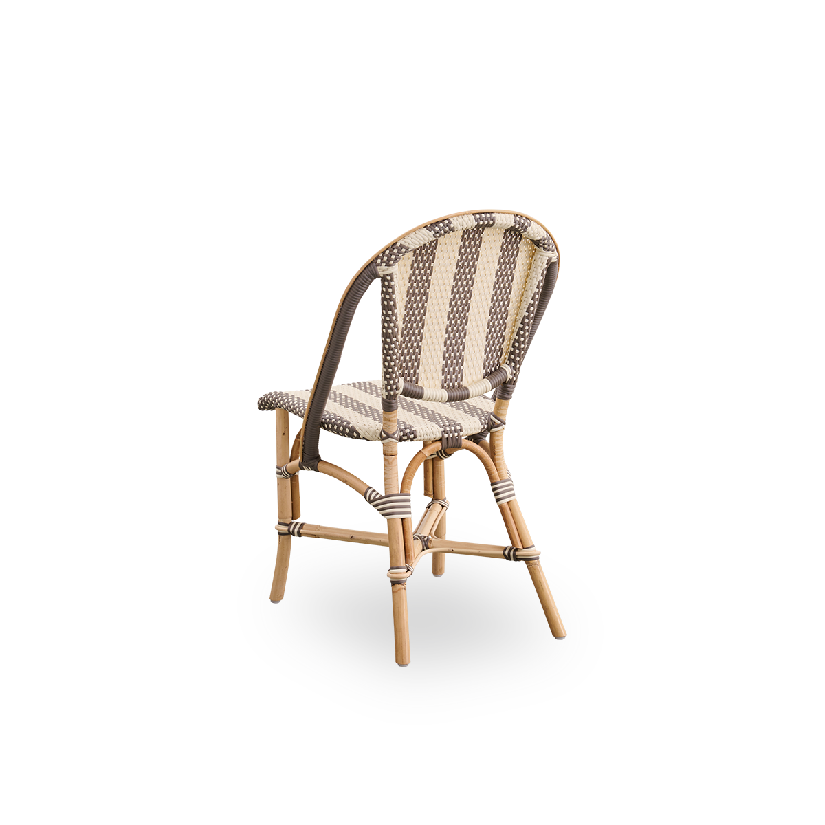 Sidevinkel bagfra af Sofie rattan spisebordsstol inspireret af fransk caféstil.
Aluminiumsramme i almondfarve med fuldt flettet sæde og ryglæn håndlavet i ArtFibre med brede striber i elfenben og brun.