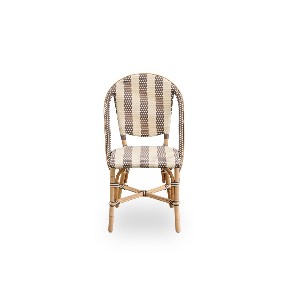 Ren front vinkel af Sofie rattan spisebordsstol inspireret af fransk caféstil.
Aluminiumsstel i mandelfarve med fuldt flettet sæde og ryglæn, håndlavet i ArtFibre med bredstribet mønster i elfenbens- og brun farve.