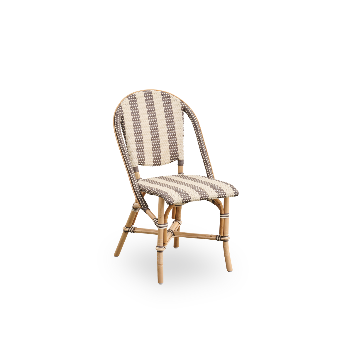 Side view af Sofie rattan spisestol, inspireret af fransk caféstil. Aluminiumsramme i Almond farve med fuldt flettet sæde og ryg håndlavet i ArtFibre med brede striber i elfenben og brun.
