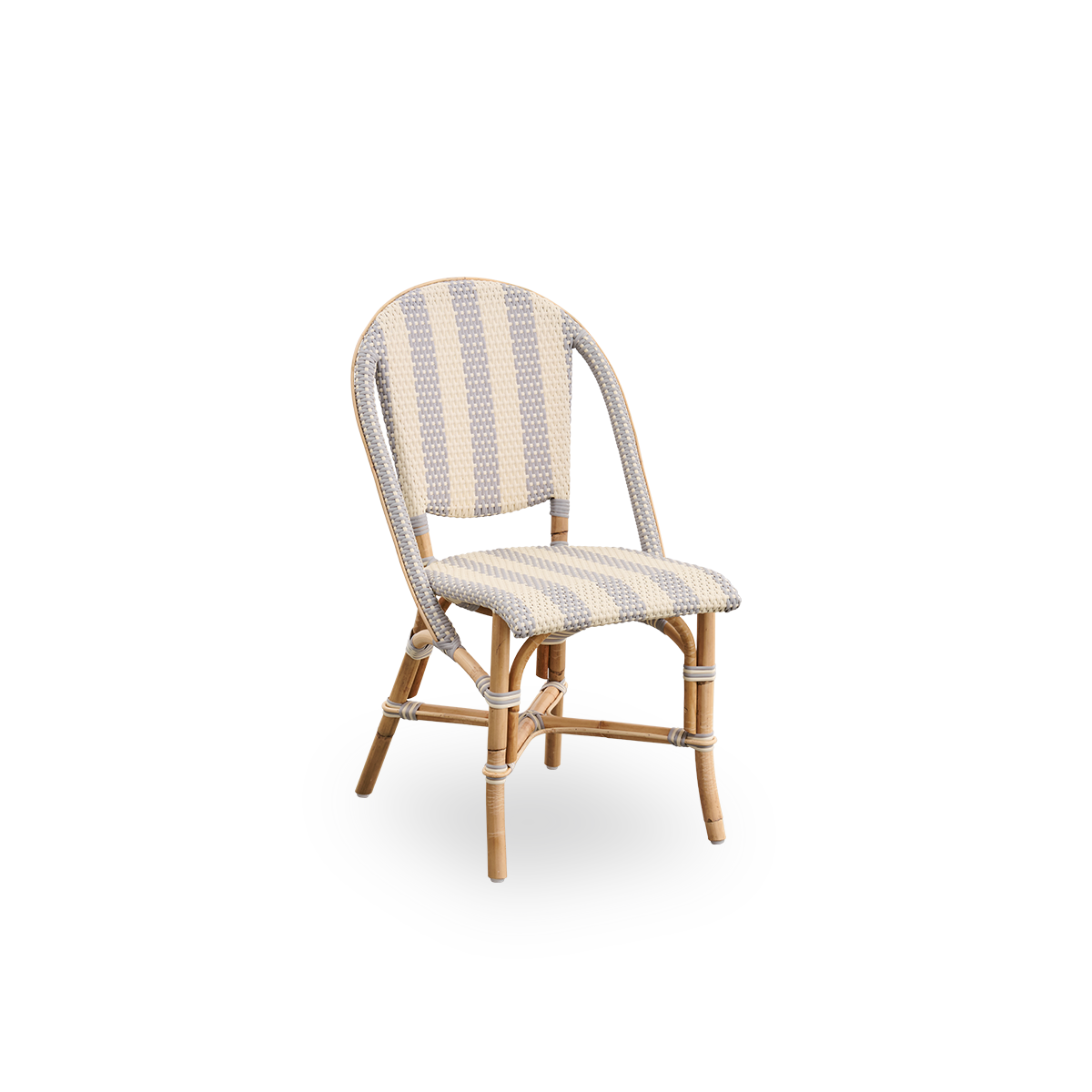 Side view af Sofie rattan spisestol, inspireret af fransk caféstil. Rattan-ramme med fuldt flettet sæde og ryg håndlavet i ArtFibre med brede striber i elfenben og grå. Stabelbar rattan-bistrostol.