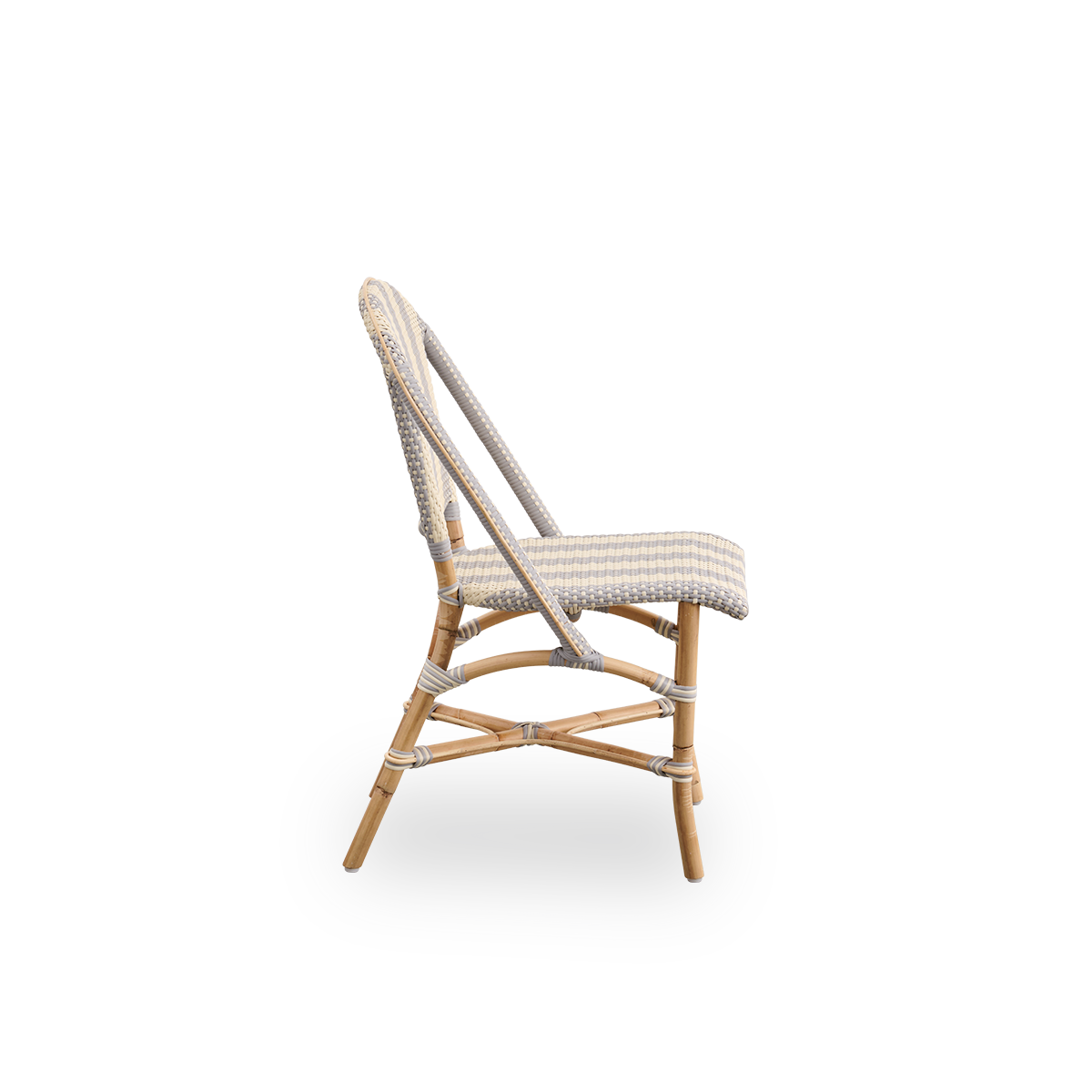 Ren sidevisning af Sofie rattan spisestol inspireret af fransk caféstil. Rattanramme med fuldt flettet sæde og ryg håndlavet i ArtFibre med brede striber i elfenben og grå. Stablebar rattan bistrostol.