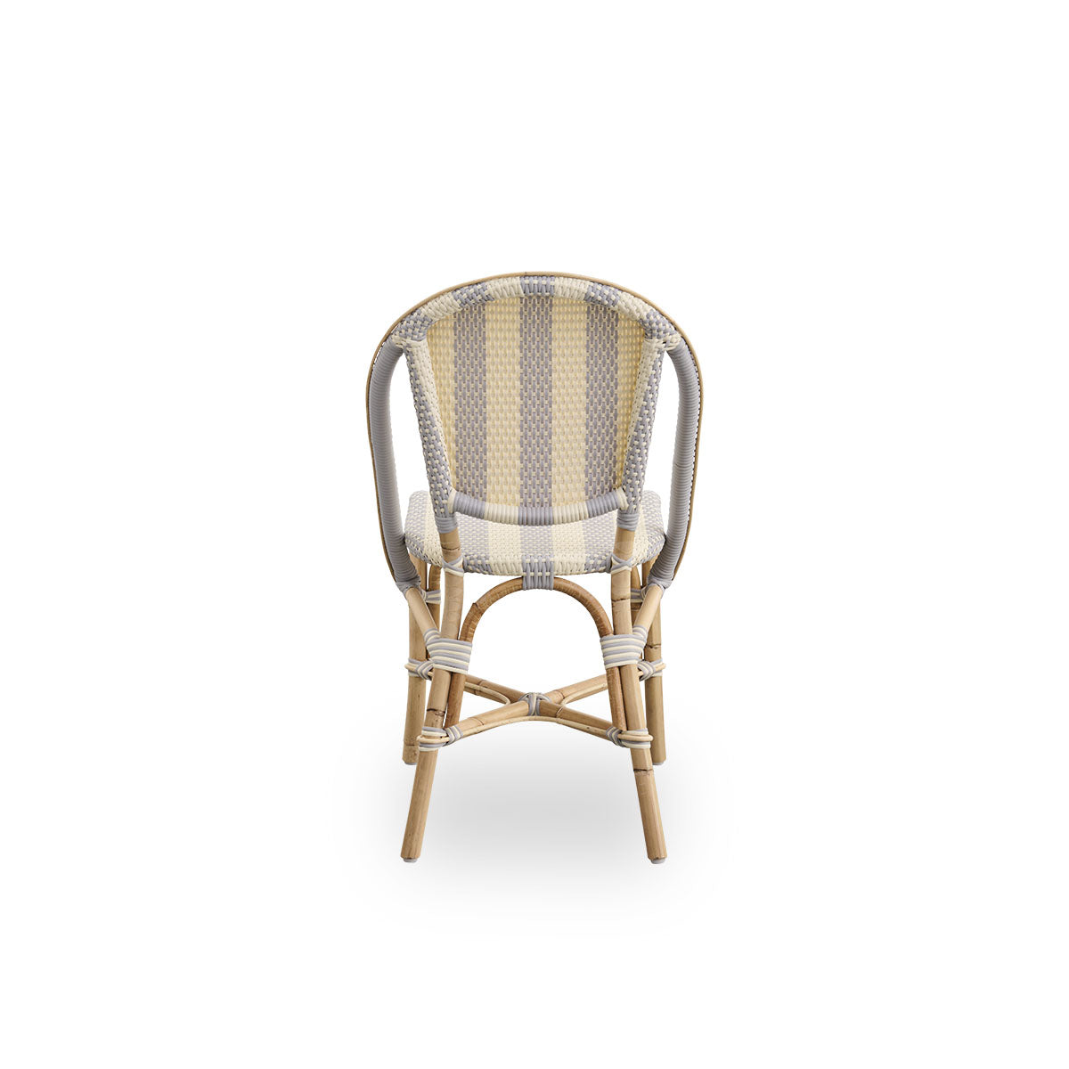 Bagfra vinkel af Sofie spisebordsstol i rattan, inspireret af fransk caféstil. Rattanramme med fuldt flettet sæde og ryglæn, håndlavet i ArtFibre i et bredstribet mønster i farverne Ivory og Grey. Stabelbar rattan bistrostol.