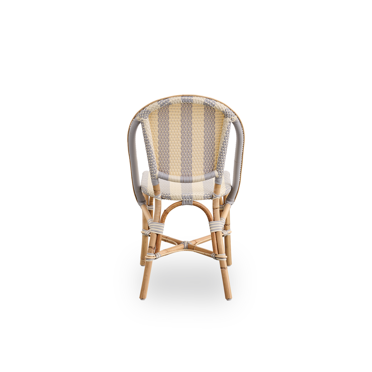 Bagfra vinkel af Sofie spisebordsstol i rattan, inspireret af fransk caféstil. Rattanramme med fuldt flettet sæde og ryglæn, håndlavet i ArtFibre i et bredstribet mønster i farverne Ivory og Grey. Stabelbar rattan bistrostol.
