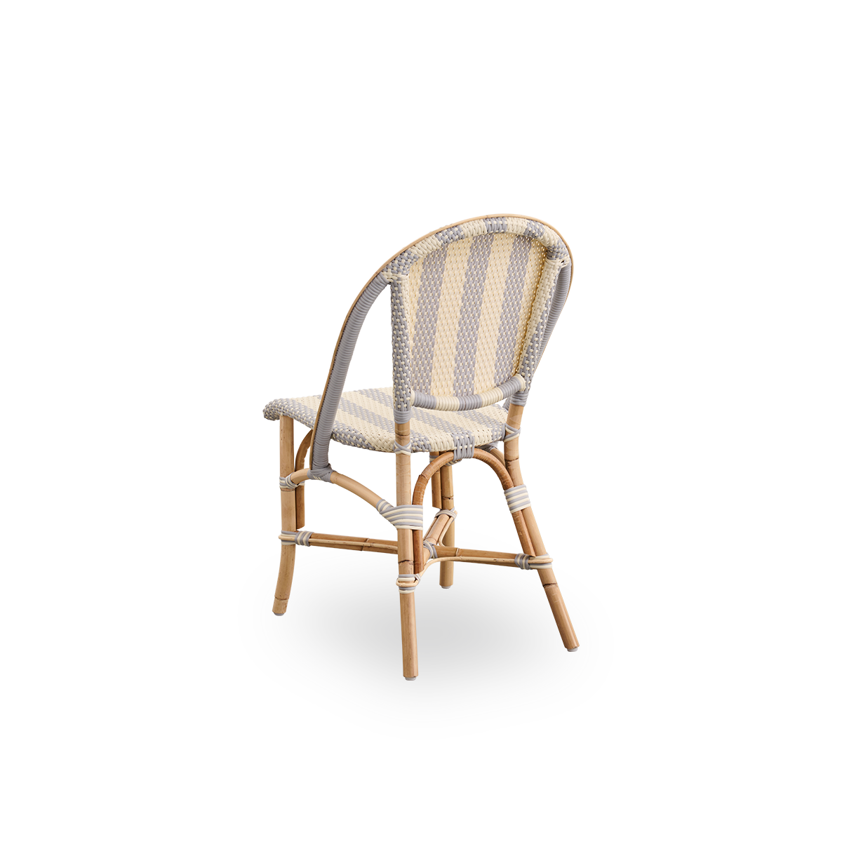 Sidevinkel bagfra af Sofie rattan spisebordsstol inspireret af fransk caféstil.
Rattanramme med fuldt flettet sæde og ryglæn håndlavet i ArtFibre med brede striber i elfenben og grå. Stabelbar rattan bistrostol.