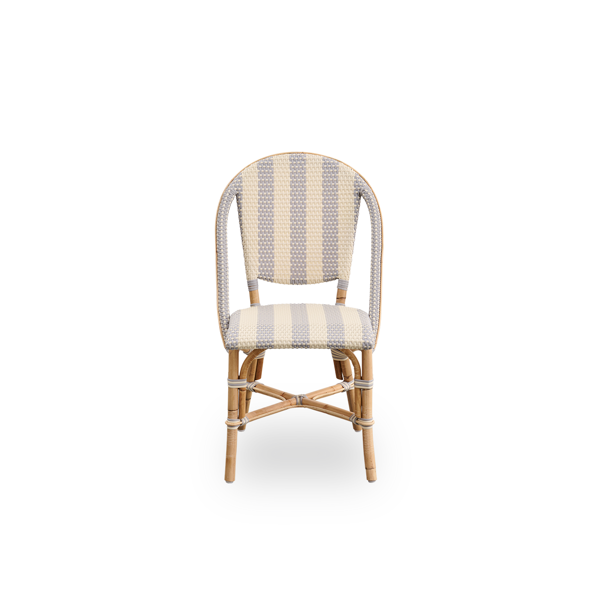 Ren front vinkel af Sofie rattan spisebordsstol inspireret af fransk caféstil.
Rattanstel med fuldt flettet sæde og ryglæn, håndlavet i ArtFibre med bredstribet mønster i elfenbens- og grå farve. Stabelbar rattan bistrostol.