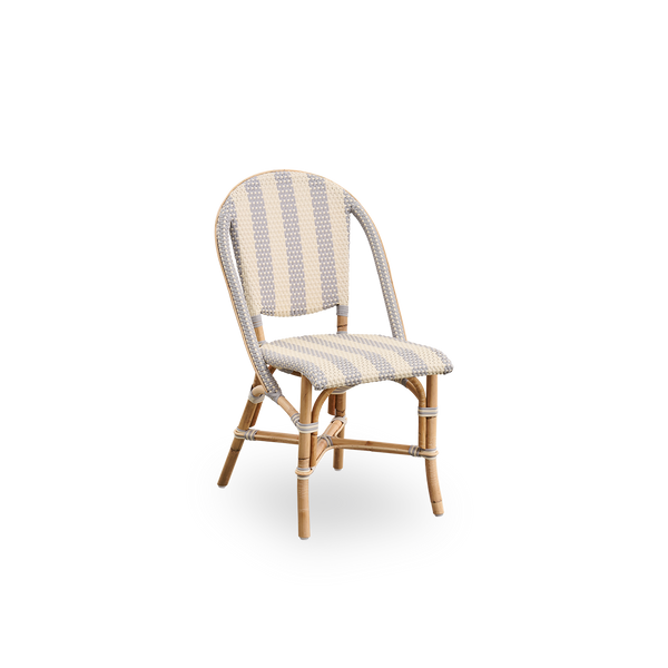Side view af Sofie rattan spisestol, inspireret af fransk caféstil. Rattan-ramme med fuldt flettet sæde og ryg håndlavet i ArtFibre med brede striber i elfenben og grå. Stabelbar rattan-bistrostol.