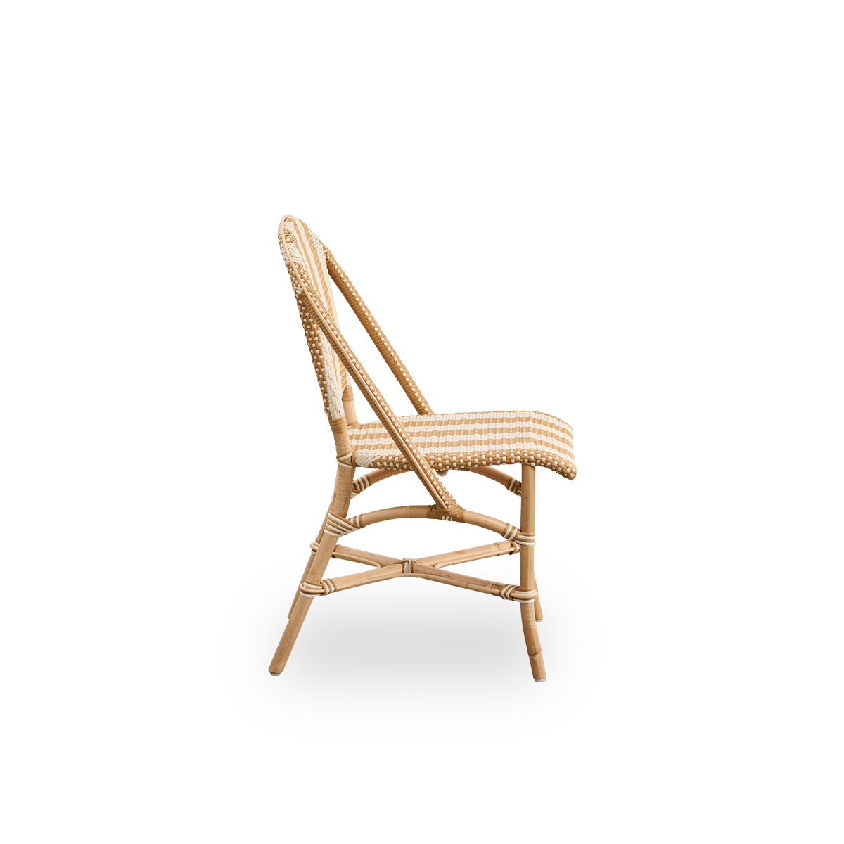 Ren sidevisning af Sofie rattan spisestol inspireret af fransk caféstil. Rattanramme med fuldt flettet sæde og ryg håndlavet i ArtFibre med brede striber i elfenben og honning. Stablebar rattan bistrostol.