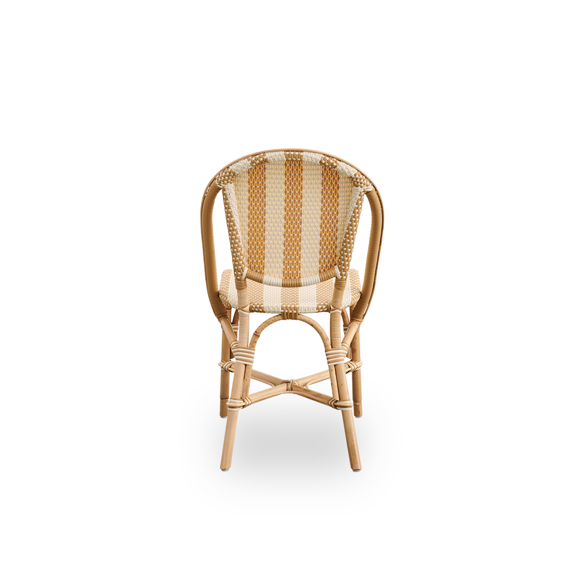 Bagfra vinkel af Sofie spisebordsstol i rattan, inspireret af fransk caféstil. Rattanramme med fuldt flettet sæde og ryglæn, håndlavet i ArtFibre i et bredstribet mønster i farverne Ivory og Honey. Stabelbar rattan bistrostol.