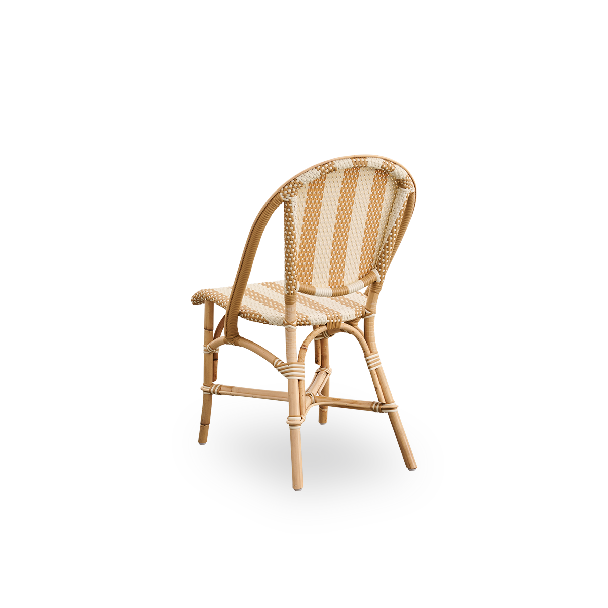 Sidevinkel bagfra af Sofie rattan spisebordsstol inspireret af fransk caféstil.
Rattanramme med fuldt flettet sæde og ryglæn håndlavet i ArtFibre med brede striber i elfenben og honning. Stabelbar rattan bistrostol.