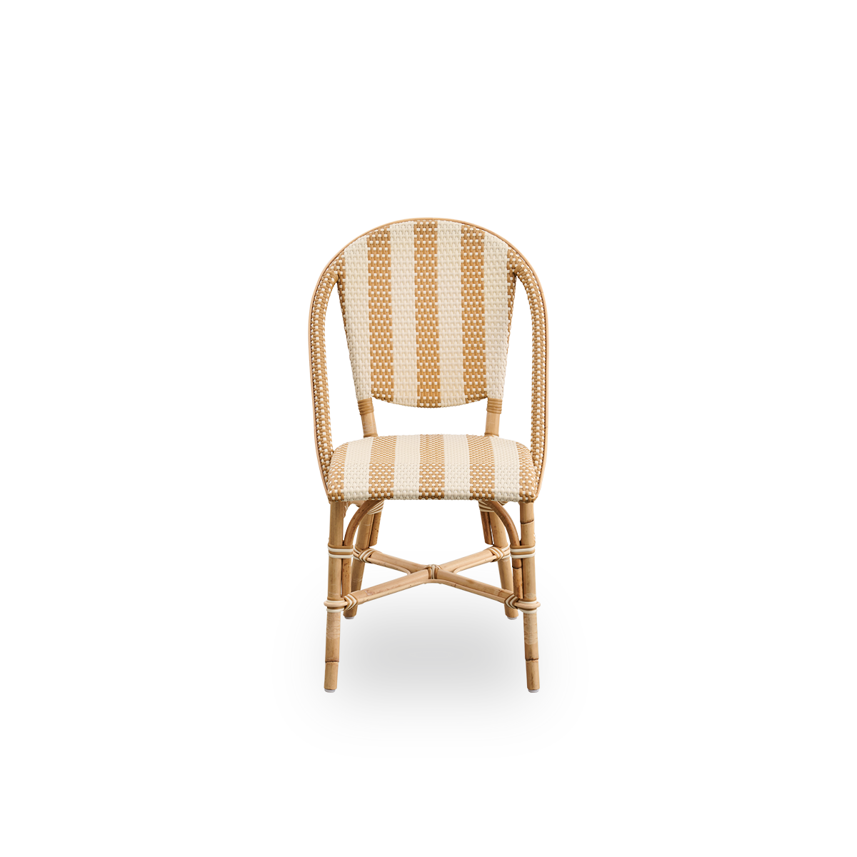 Ren front vinkel af Sofie rattan spisebordsstol inspireret af fransk caféstil.
Rattanstel med fuldt flettet sæde og ryglæn, håndlavet i ArtFibre med bredstribet mønster i elfenbens- og honningfarve. Stabelbar rattan bistrostol.
