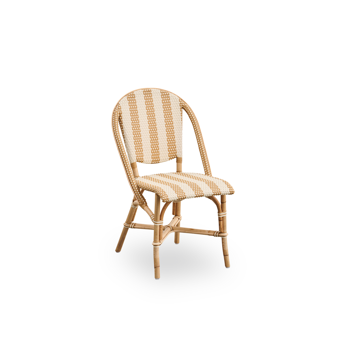 Side view af Sofie rattan spisestol, inspireret af fransk caféstil. Rattan-ramme med fuldt flettet sæde og ryg håndlavet i ArtFibre med brede striber i elfenben og honning. Stabelbar rattan-bistrostol.