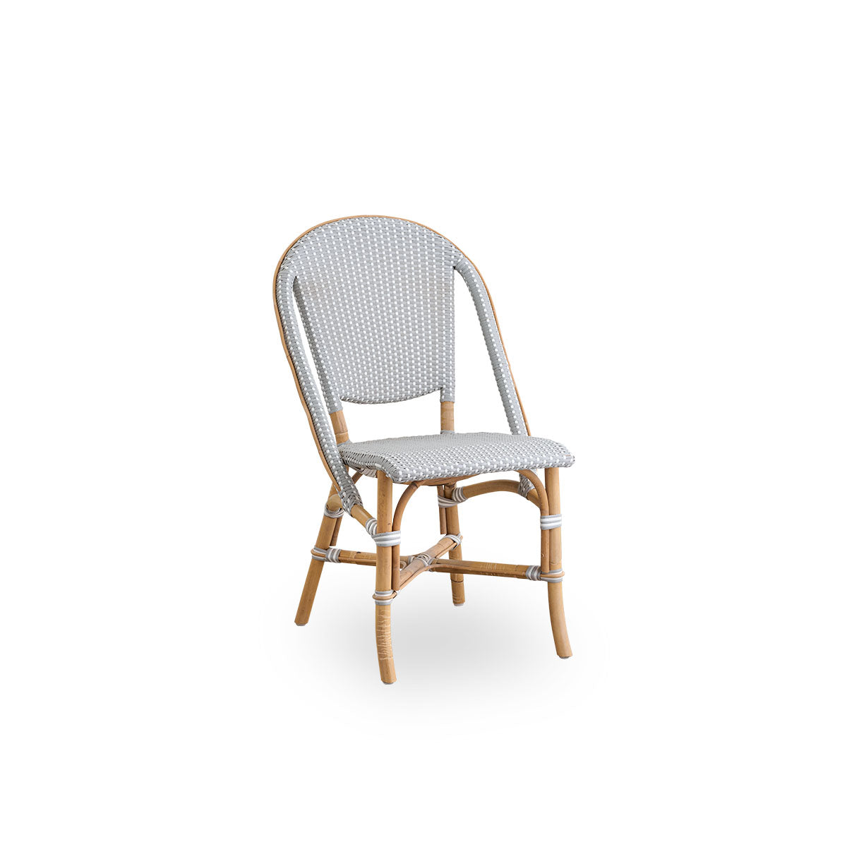 Side view af Sofie rattan spisestol, inspireret af fransk caféstil. Rattan-ramme med fuldt flettet sæde og ryg håndlavet i ArtFibre i grå med hvide prikker. Stabelbar rattan-bistrostol.