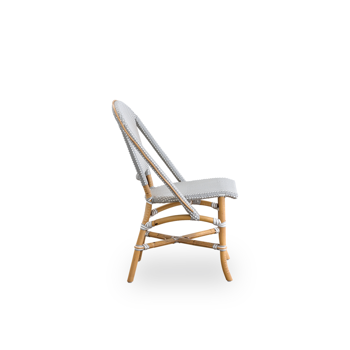 Ren sidevisning af Sofie rattan spisestol inspireret af fransk caféstil. Rattanramme med fuldt flettet sæde og ryg håndlavet i ArtFibre i grå med hvide prikker. Stablebar rattan bistrostol.