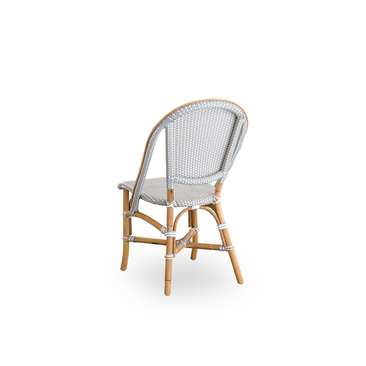 Sidevinkel bagfra af Sofie rattan spisebordsstol inspireret af fransk caféstil.
Rattanramme med fuldt flettet sæde og ryglæn håndlavet i ArtFibre i grå med hvide prikker. Stabelbar rattan bistrostol.