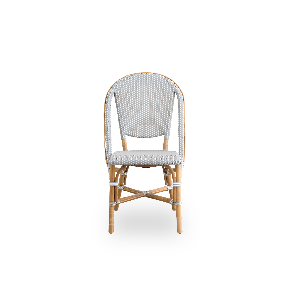 Ren front vinkel af Sofie rattan spisebordsstol inspireret af fransk caféstil.
Rattanstel med fuldt flettet sæde og ryglæn, håndlavet i ArtFibre i grå med hvide prikker. Stabelbar rattan bistrostol.