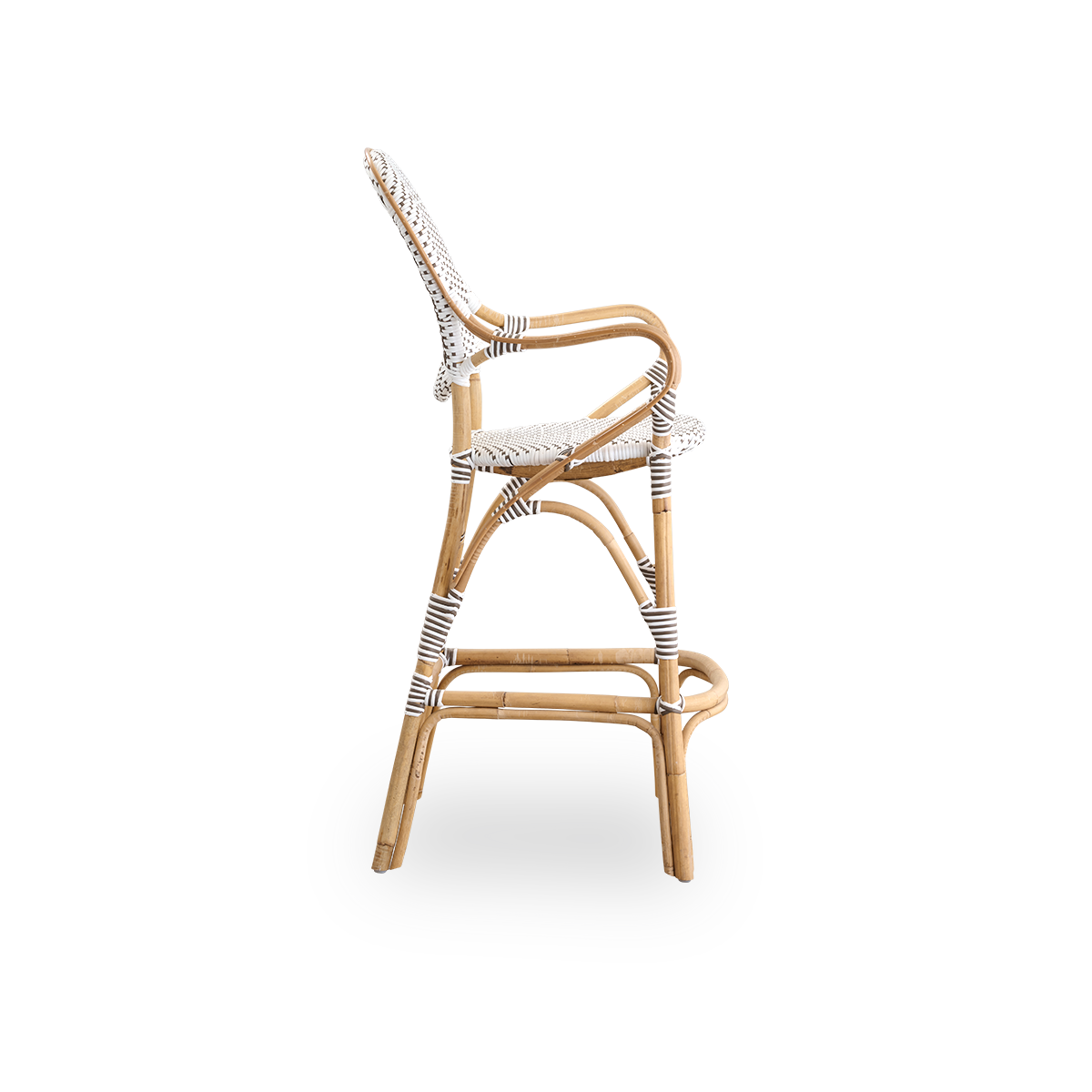 Ren sidevisning af Isabell barstol med høj ryg, armlæn og fodstøtte. Naturlig rattanramme med ArtFibre-sæde i hvid med cappuccino prikker. Inspireret af 1950’ernes bistrodesign.