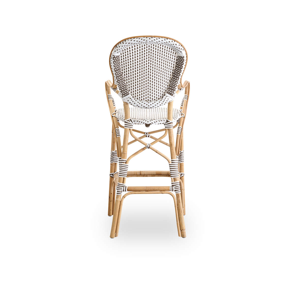 Bagfra vinkel af Isabell barstol med høj ryg, armlæn og fodstøtte. Naturlig rattanramme med sæde i ArtFibre i hvid med cappuccino-farvede prikker. Inspireret af bistrodesign fra 1950’erne.