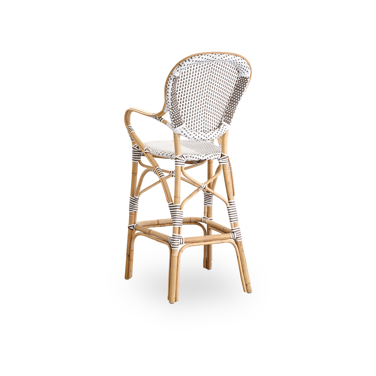 Sidevinkel bagfra af Isabell barstolen med høj ryg, armlæn og fodstøtte.
Naturfarvet rattanramme med ArtFibre-sæde i hvid med cappuccinofarvede prikker. Inspireret af 1950’ernes bistrodesign.