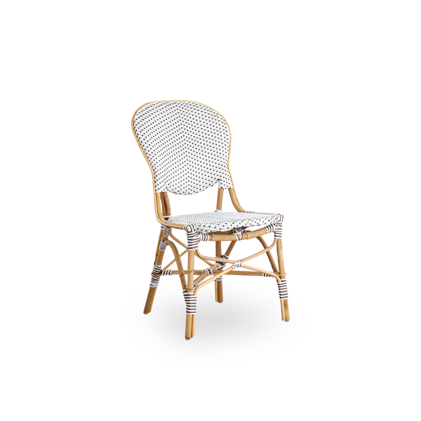 Side view af Isabell spisestol. Rattanramme med sæde og ryg i hvid ArtFibre med brune prikker. Inspireret af 1950’ernes bistrodesign.