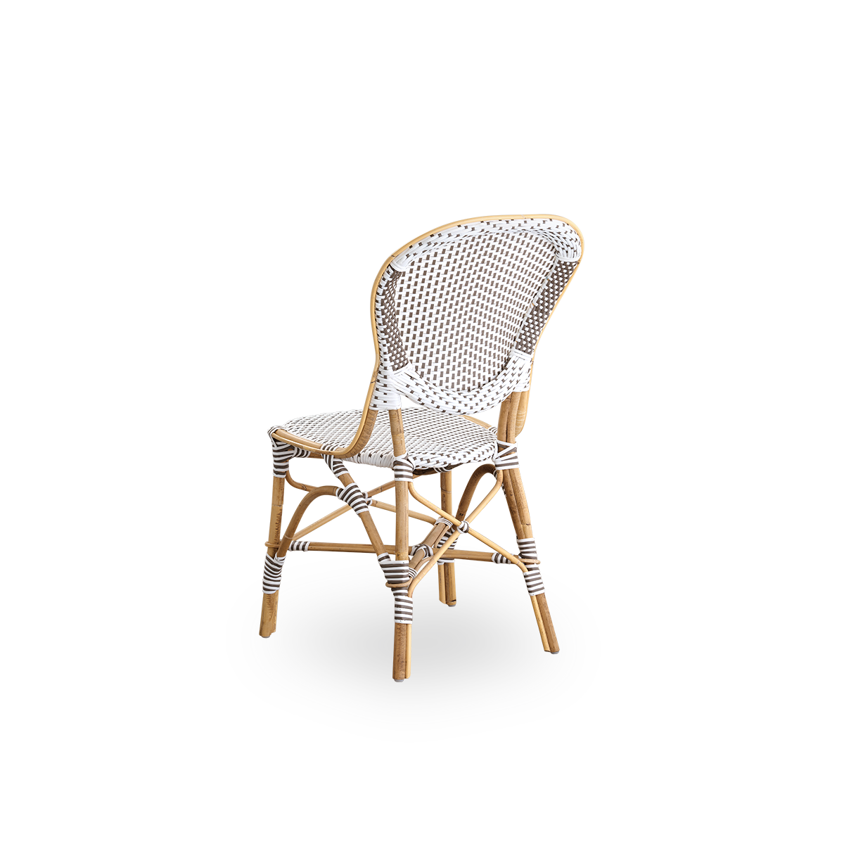Sidevinkel bagfra af Isabell spisebordsstolen.
Rattanramme med sæde og ryglæn i hvid ArtFibre med brune prikker. Inspireret af 1950’ernes bistrodesign.