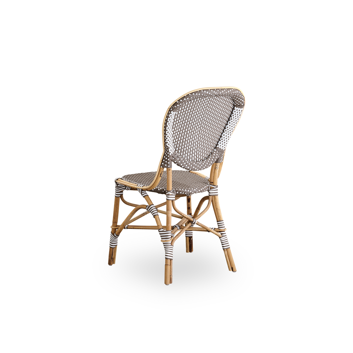 Sidevinkel bagfra af Isabell spisebordsstolen.
Rattanramme med sæde og ryglæn i brun ArtFibre med hvide prikker. Inspireret af 1950’ernes bistrodesign.